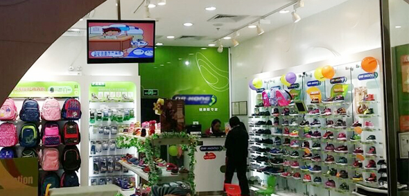 55寸廣告機(jī)在兒童專賣店